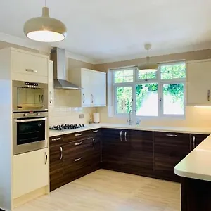 Apartment Modern 2 Bedroom Bungalow With Free Parking, Doncaster